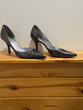 Anne Klein Classic Women's Pointed-Toe Pump in Black Peuter  Snake-Texture 8.5